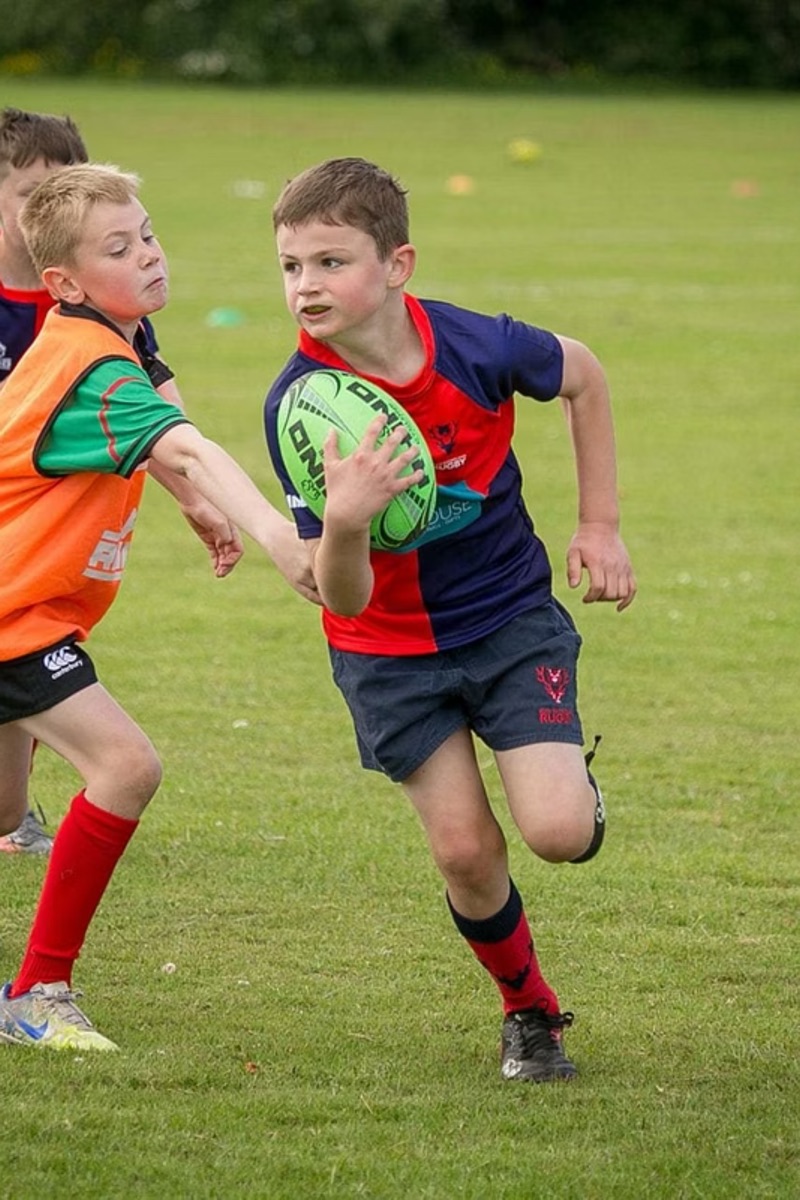 Copil in timpul unui meci de minirugby